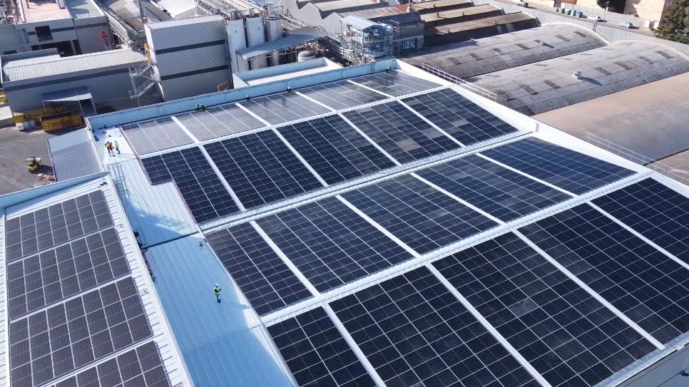 instalación de placas solares en el sector industrial